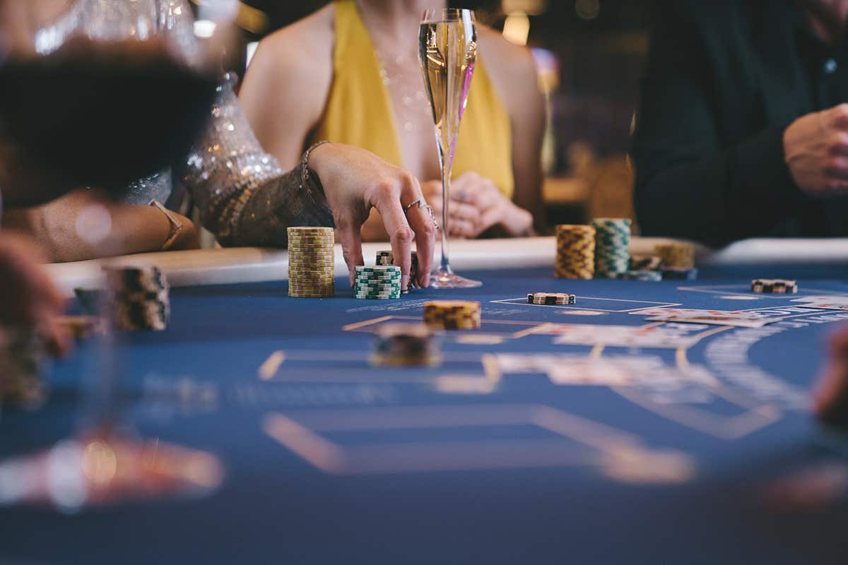 texas holdem, casinos, casino floor, venetian, pokers, table games, poker chips, lifestyle, groups, small group of people, beverages, champagne,